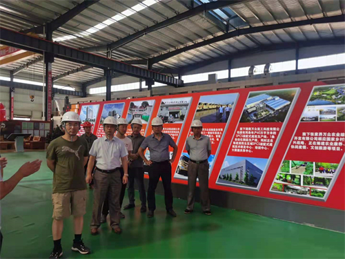 2021年7月15日湖南省質(zhì)檢站、張家界市質(zhì)檢站領(lǐng)導(dǎo)一行蒞臨張家界萬眾實業(yè)集團有限公司指導(dǎo)工作