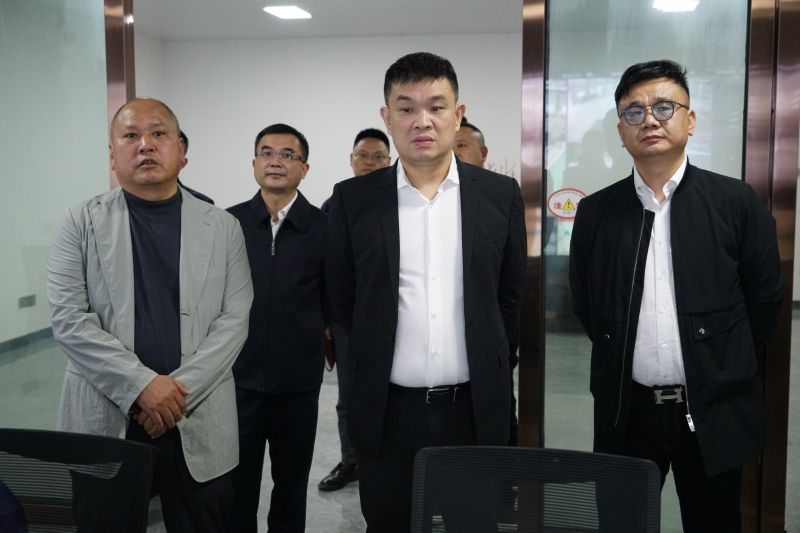 2024年4月10日市委副書記、政法委書記曾若冰視察萬眾集團