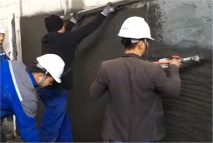 6人組機(jī)械化抹灰（自動(dòng)輸送、自動(dòng)攪拌和噴涂、刮平及收面）