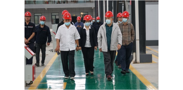 2022-5-10黃學(xué)工等省工信廳總工程師、一級(jí)巡視員市工信局姚曉麗局長(zhǎng)等領(lǐng)導(dǎo)視察萬(wàn)眾集團(tuán)
