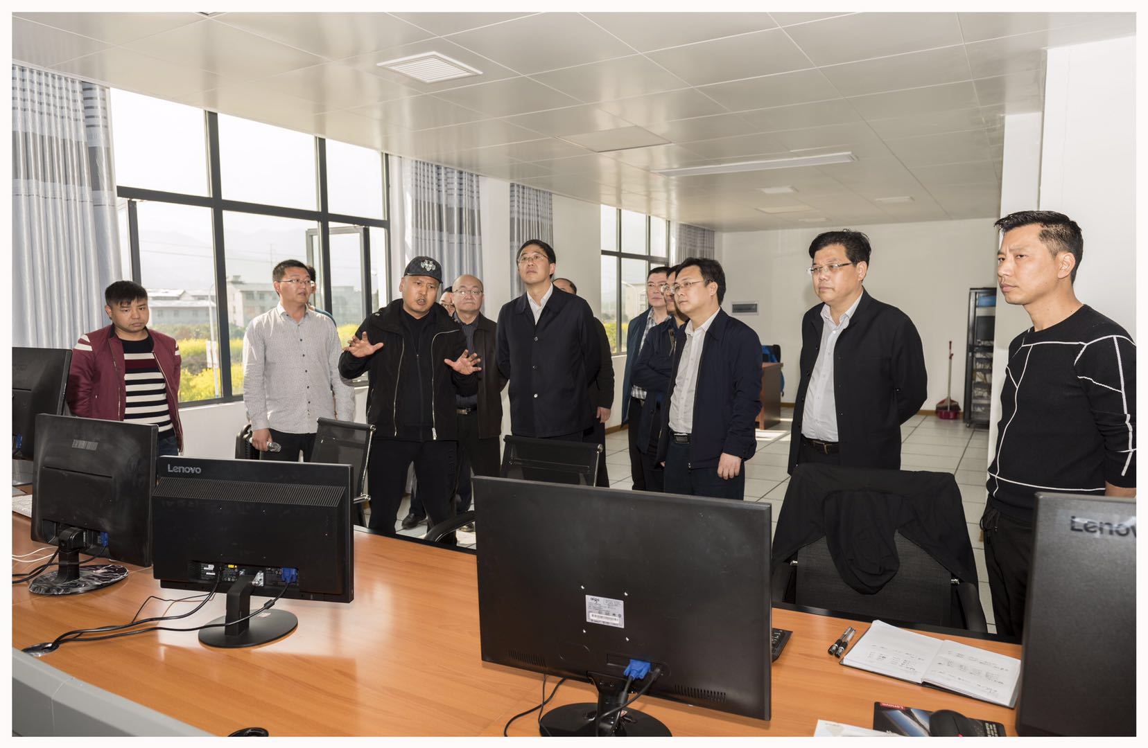 張家界市委、常委常務(wù)副市長(zhǎng)羅智斌一行來(lái)我公司調(diào)研指導(dǎo)工作